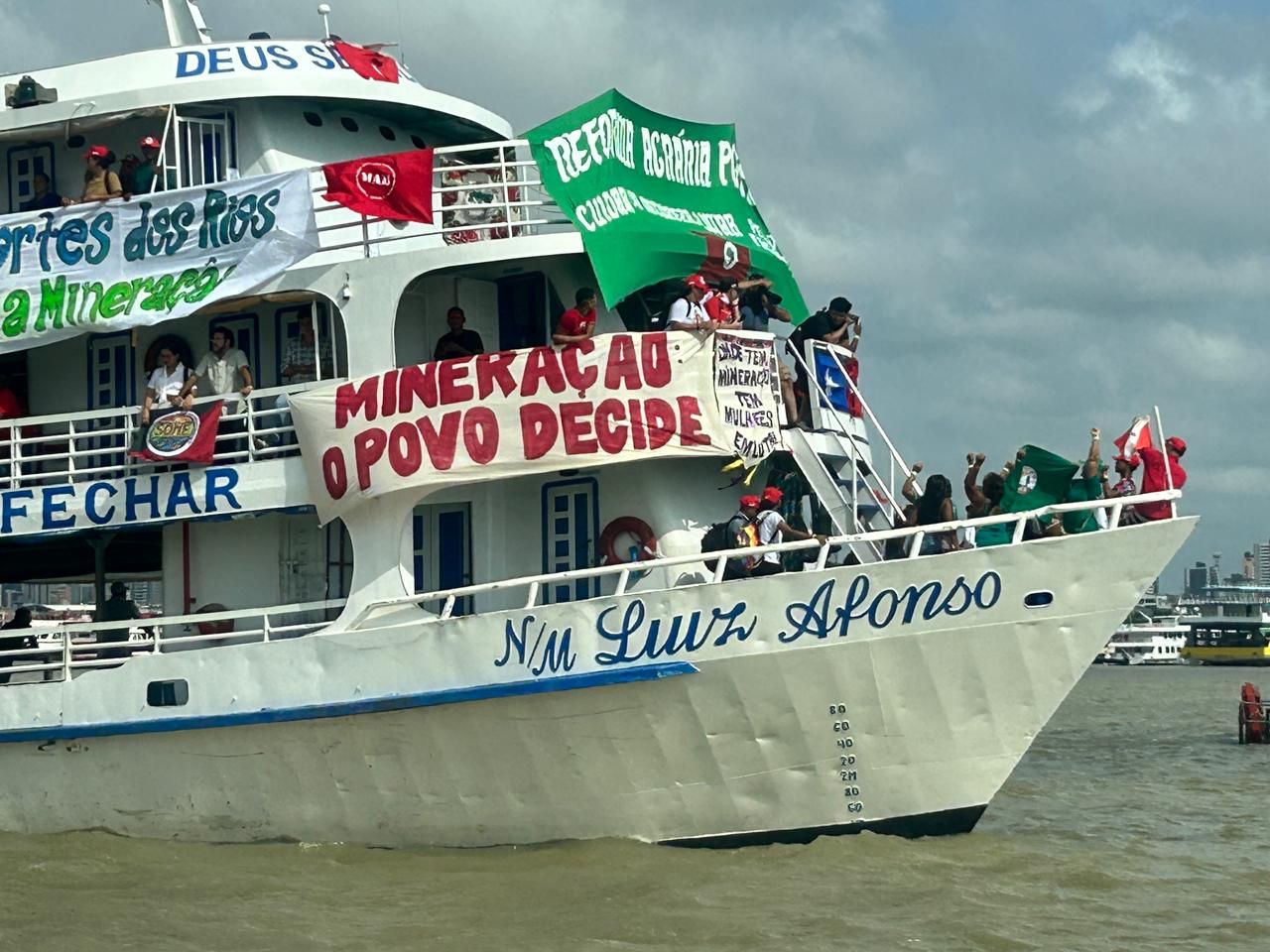 Photo eines Schiffs der Protestfahrt indigener Gemeinschaften an die COP